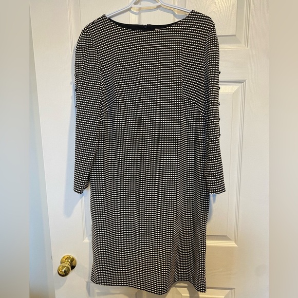 Chicos Button-Detail Jacquard Shift Dress P2P 21 inches - Picture 2 of 10